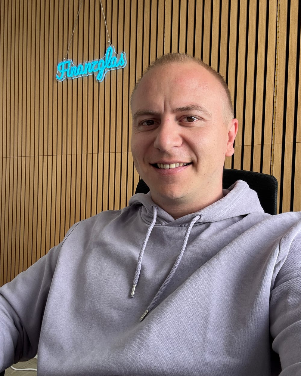Marco Schmich am Schreibtisch im Finanzglas-Büro
